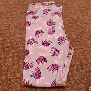 Gray/pink Flower Leggings like new/7 PAIR FOR $20